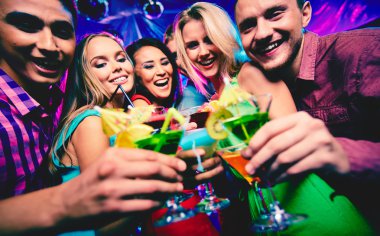 Arkadaşlar eğleniyor.