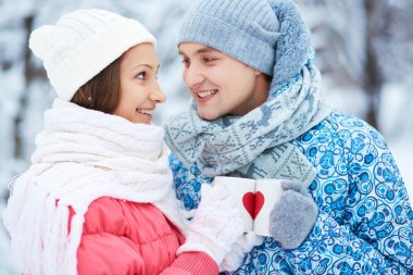 mutlu genç çift holding bardak