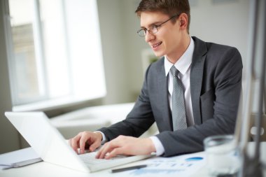 Bilgisayarda Daktilo Yazan İşadamı