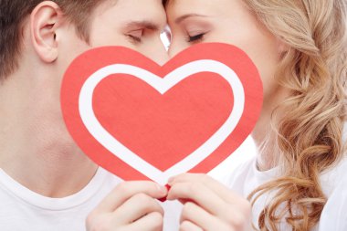 casal feliz, segurando o coração dos namorados