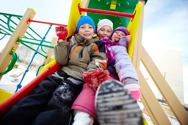 Freunde auf Spielplatz — Stockfoto