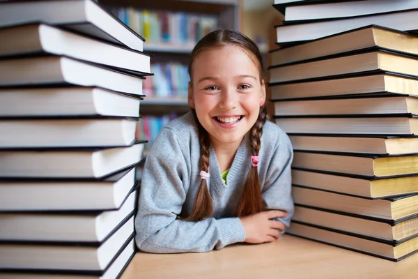 Glückliches Schulmädchen — Stockfoto