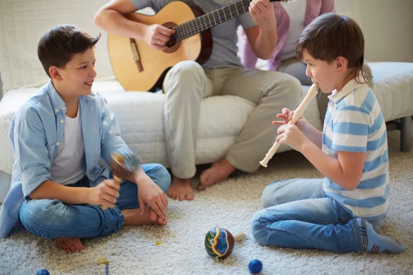 Família tocando instrumentos musicais — Fotografia de Stock