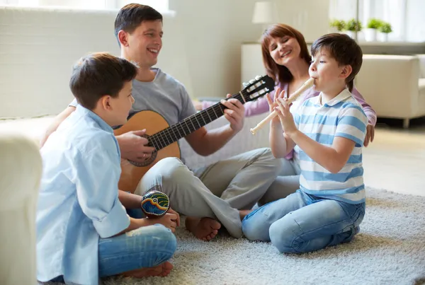 Familia tocando instrumentos musicales — Foto de Stock