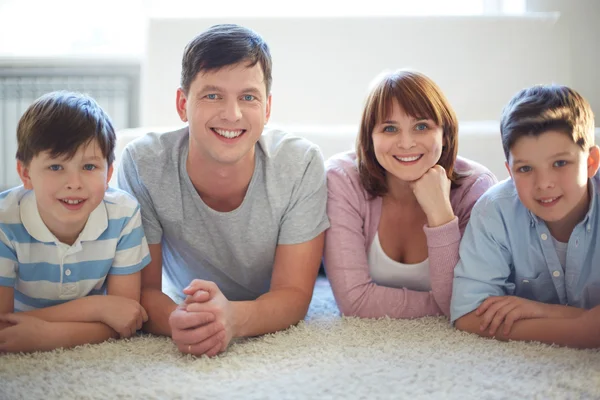 Família de quatro — Fotografia de Stock