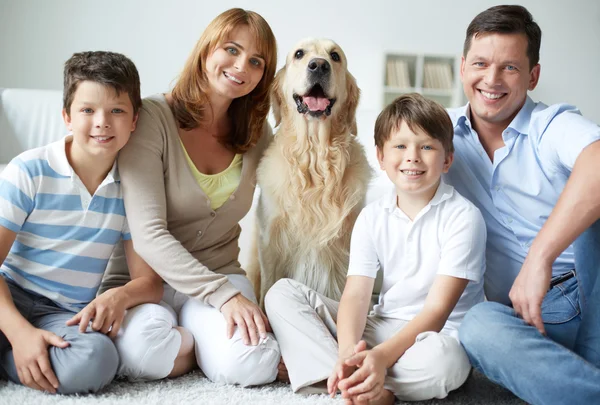 Família com seu cão — Fotografia de Stock