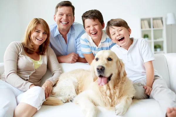 Familj med deras hund — Stockfoto