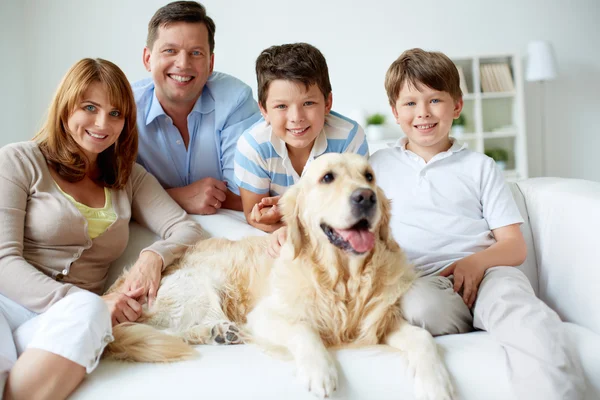 Famiglia a casa con cane — Foto Stock