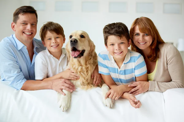 Köpekli mutlu aile — Stok fotoğraf