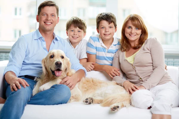 Familia alegre con su mascota — Foto de Stock