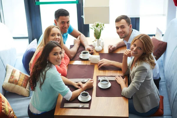 Amigos sentados en la cafetería — Foto de Stock