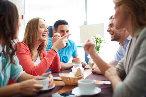 Friends chatting in cafe — Stock Photo, Image