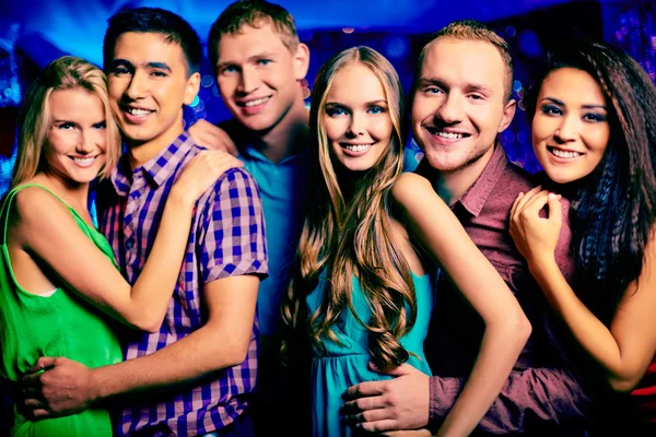 Mädchen und Jungs auf Party — Stockfoto