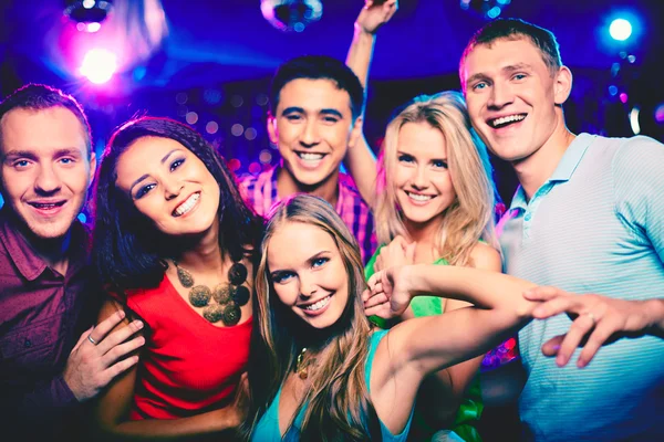 Fröhliche Freunde auf Party — Stockfoto