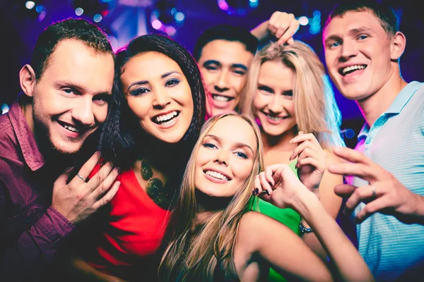 Grupp vänner på fest — Stockfoto