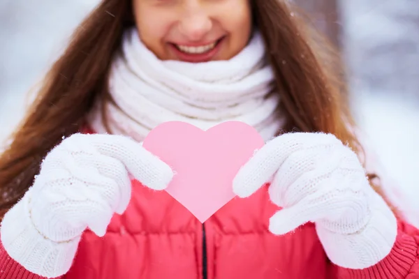 Chica con corazón rosa — Foto de Stock