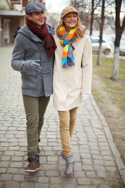 Pareja caminando — Foto de Stock