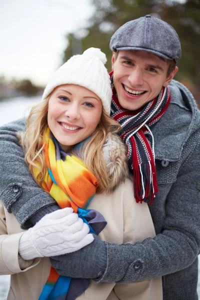 Coppia in abbigliamento invernale — Foto Stock