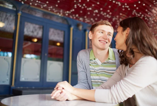 Pareja sentada en la cafetería —  Fotos de Stock