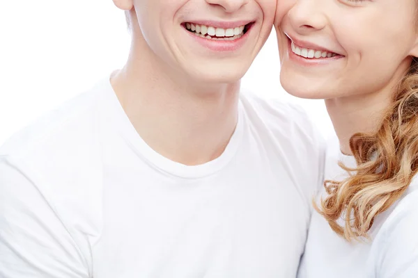 歯を見せる笑顔と若いカップル — ストック写真