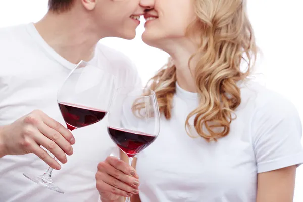 Couple tenant du vin rouge — Photo