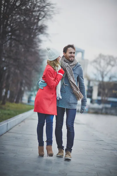 Paar spaziert in Park — Stockfoto