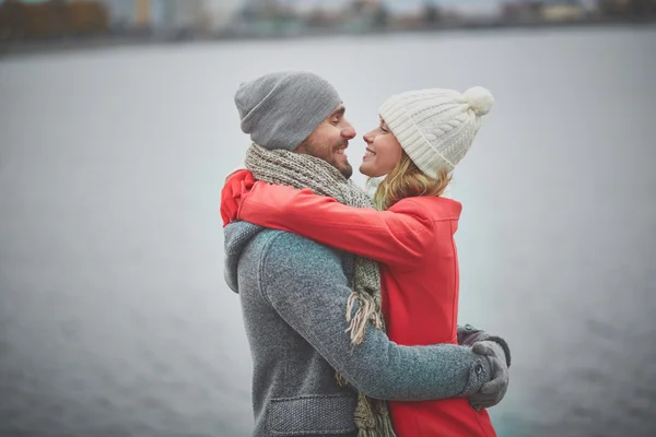 Pareja joven en abrazo — Foto de Stock