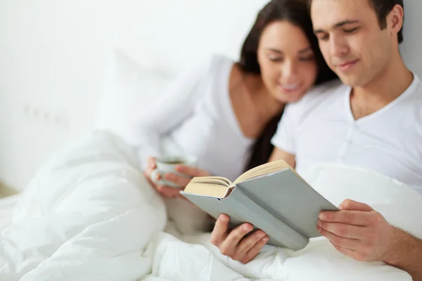 Homem de leitura e sua esposa — Fotografia de Stock