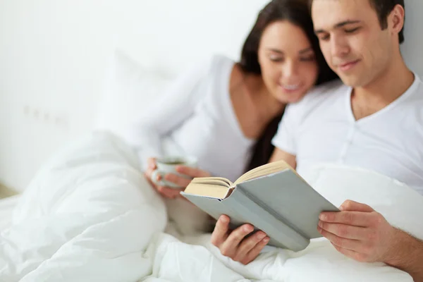 Leyendo al hombre y su esposa — Foto de Stock