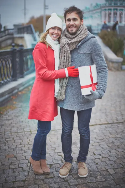 Pareja alegre — Foto de Stock