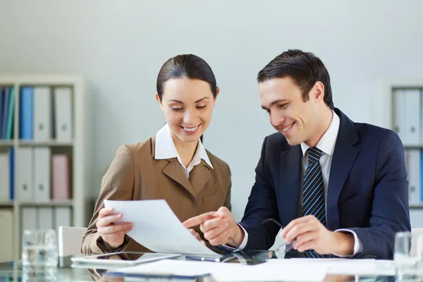 Empresários discutindo papel — Fotografia de Stock