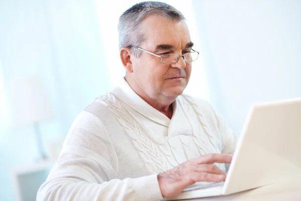 Hombre maduro escribiendo — Foto de Stock