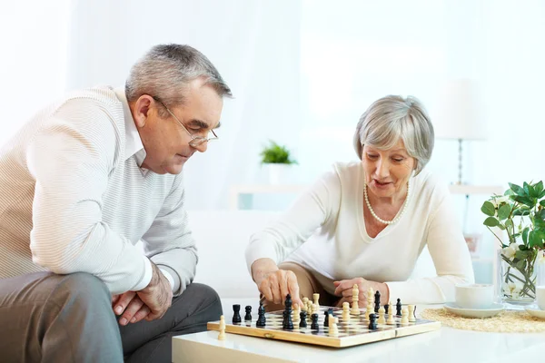 Paar spielt Schach — Stockfoto