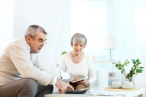 Ältere Menschen in finanzieller Revision — Stockfoto