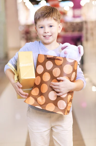 Kind mit Papiertasche und Geschenkbox — Stockfoto