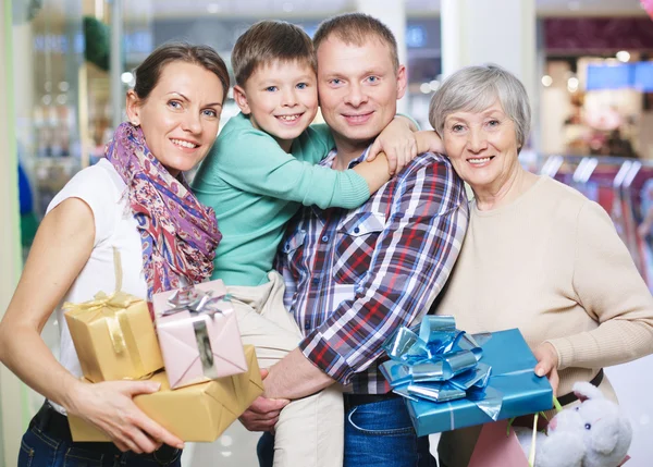 Familia en tienda — Foto de Stock