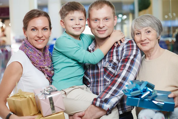 Lycklig familj efter shopping — Stockfoto