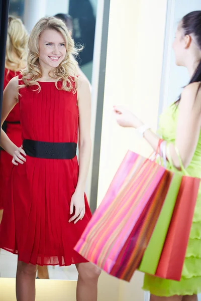 Mulher durante as compras — Fotografia de Stock