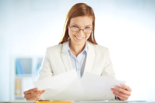 Businesswoman working with papers — Stock Photo, Image