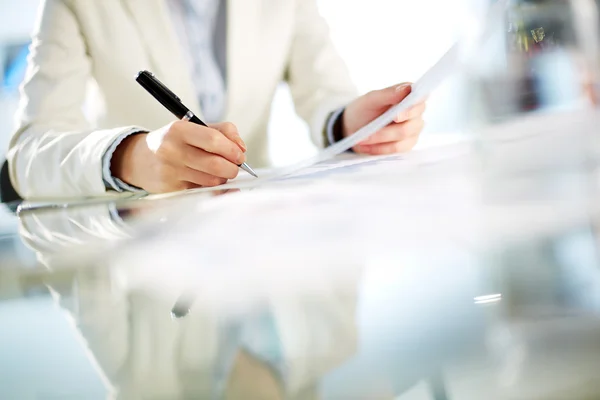 Signing paper — Stock Photo, Image