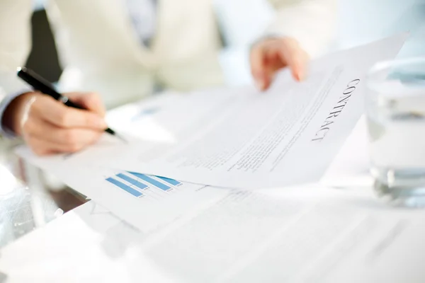 Businesswoman signing contract — Stockfoto