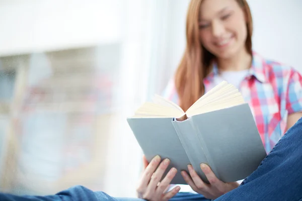 Reading book — Stock Photo, Image