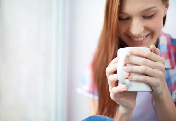 Girl drinking tea — Stock Photo, Image