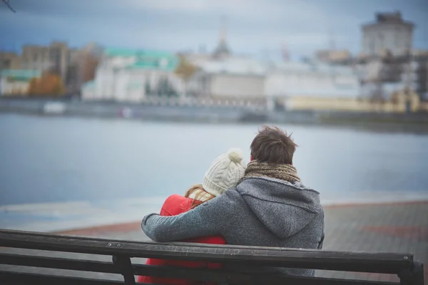 Vue arrière du couple affectueux — Photo