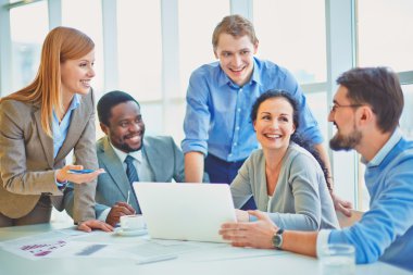 fikirleri tartışmak