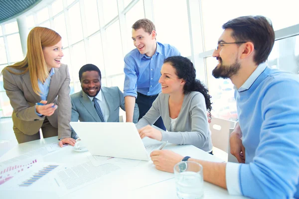 Luisteren naar collega — Stockfoto