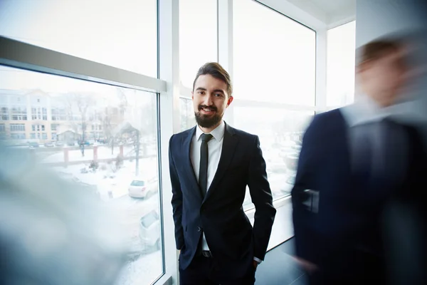 Uomo d'affari vicino alla finestra — Foto Stock