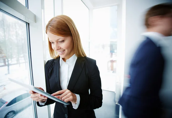 Geschäftsfrau mit Touchpad — Stockfoto