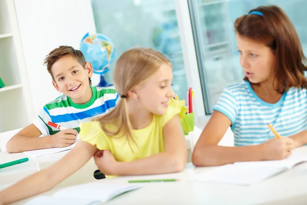 Gelukkig schooljongen — Stockfoto