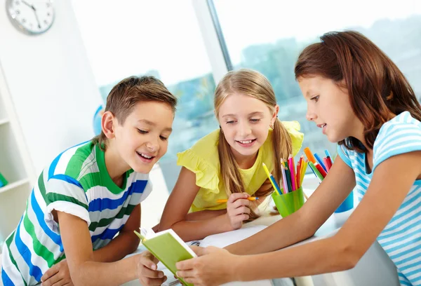 Nieuwsgierig kinderen — Stockfoto